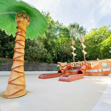 Zecamping 4 étoiles Animé Piscine Couvertedans La Foret Proche De La Campeggio Saint-Augustin (Charente-Maritime)