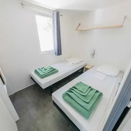营地 Zecamping 4 Anime Piscine Couvertedans La Foret Proche De La *